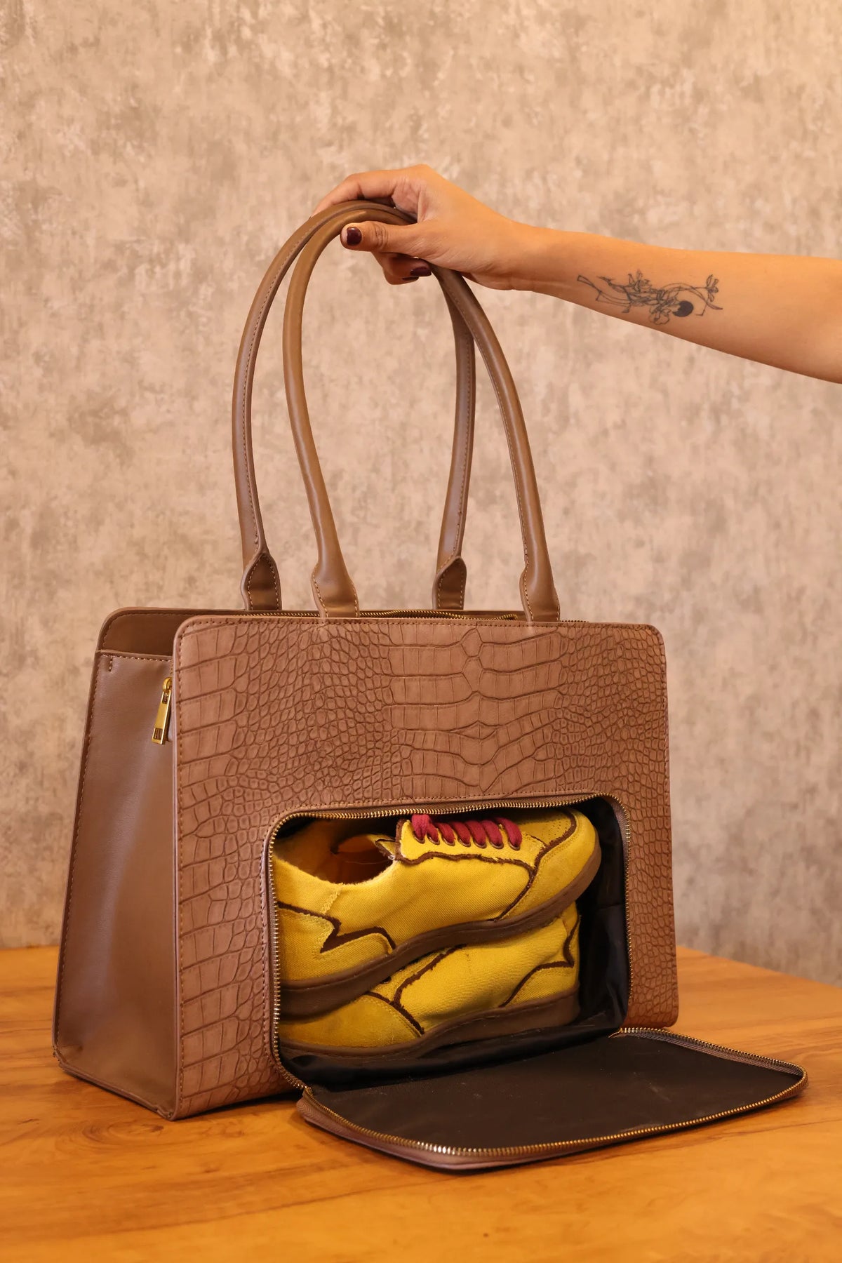 EXECUTIVE CHIC - Brown Croco Tote