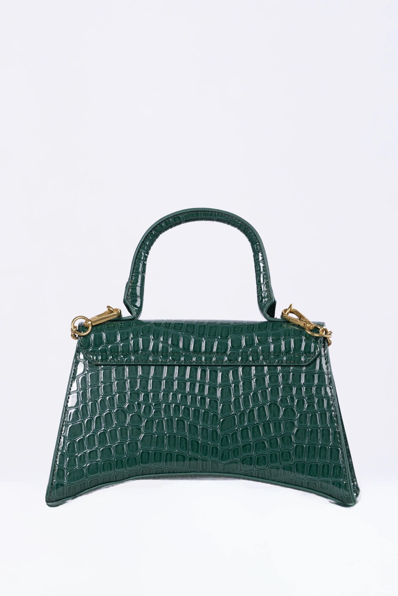 Green woven handbag on a light purple background