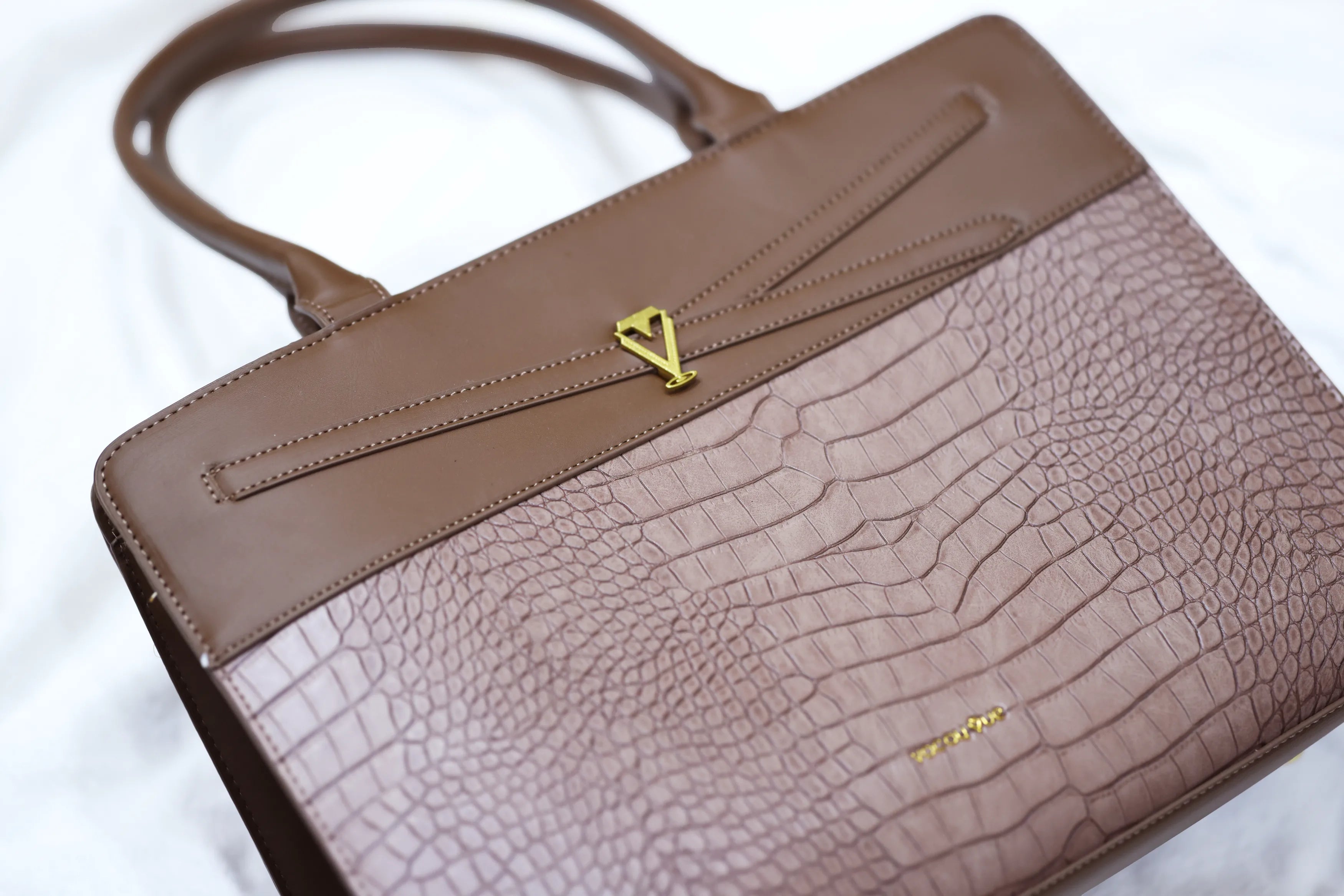 EXECUTIVE CHIC - Brown Croco Tote